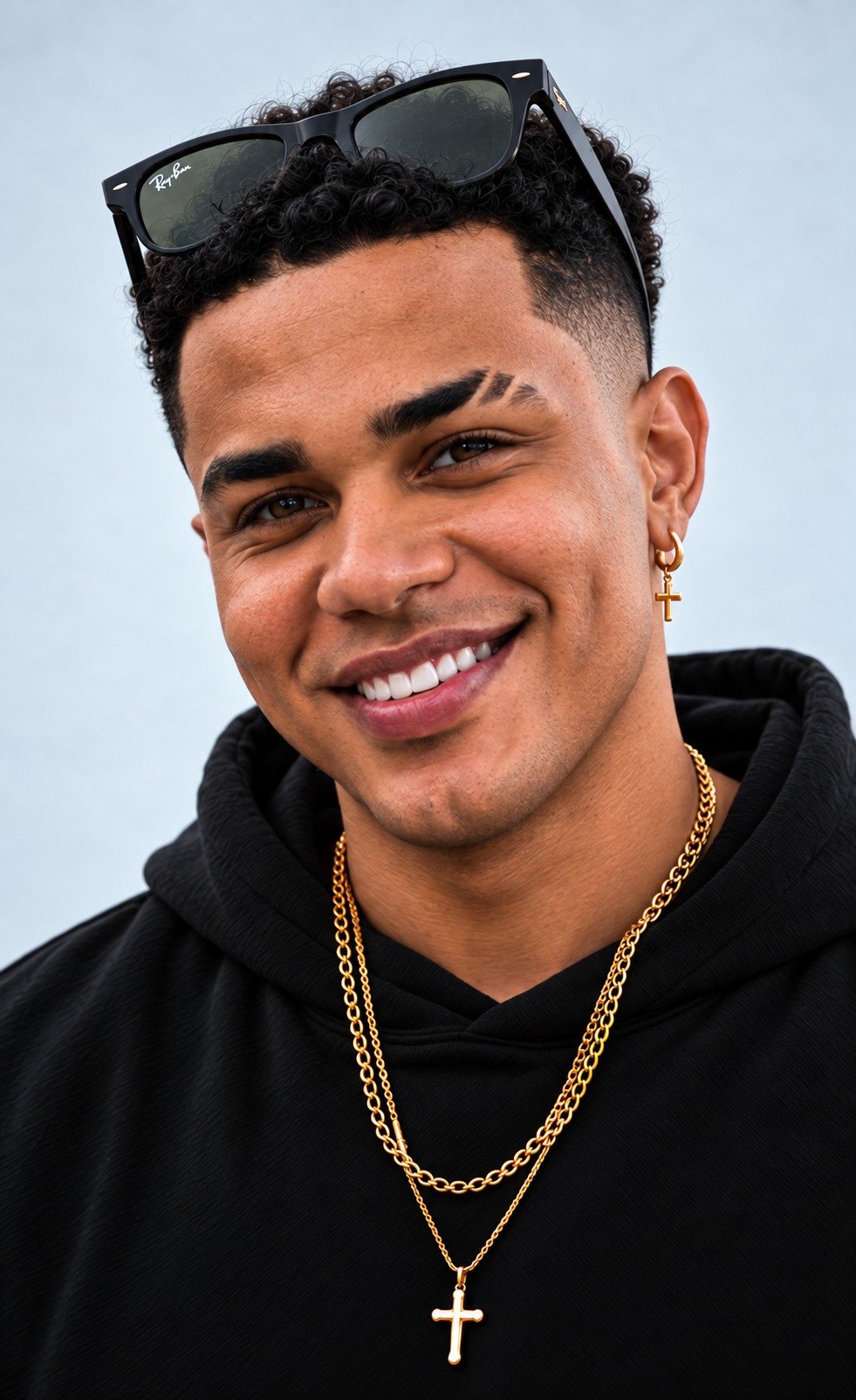 Retrato oficial de MC Feed com cabelo curto, óculos Wayfarer e brinco de cruz na orelha esquerda